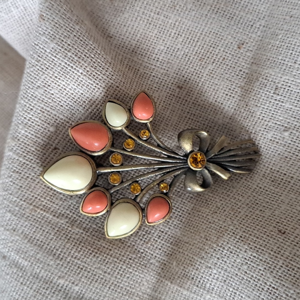 Elegant Floral Bouquet Brooch with Cream and Coral Jewel Accents - Picture 2 of 5